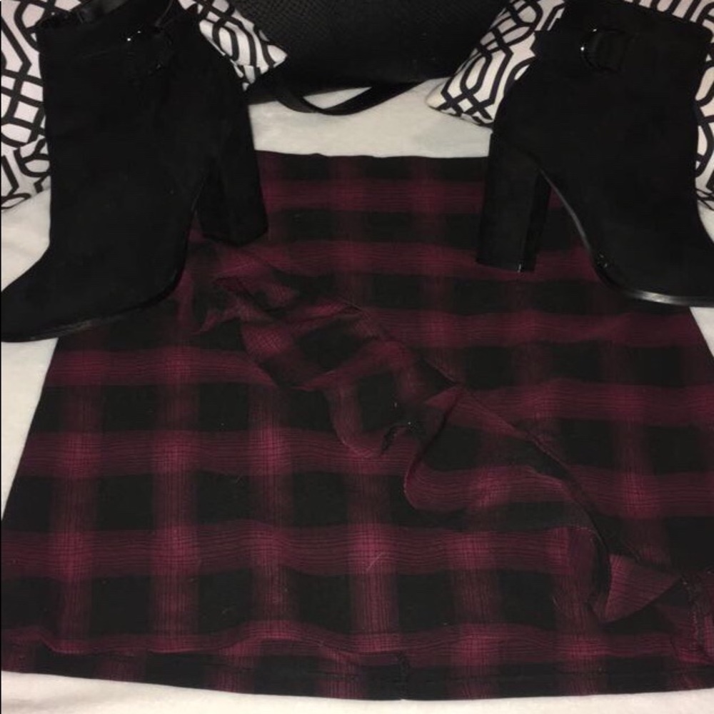Cute red and black checkered Skirt.